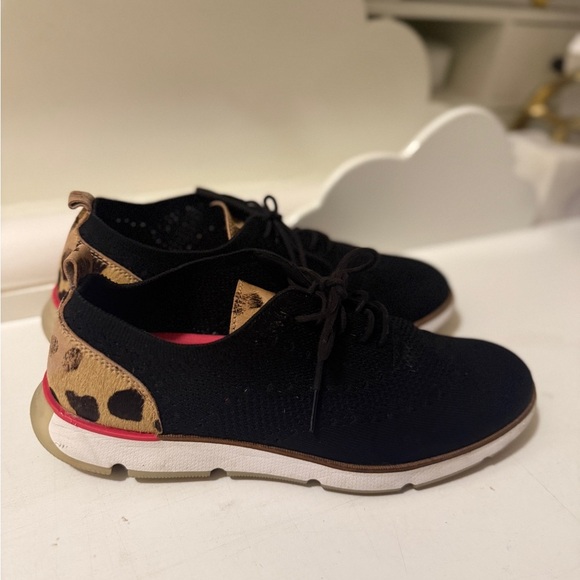 Crafted Stitchlite uppers with decorative detailing on a classic wingtip oxford. - Picture 13 of 14